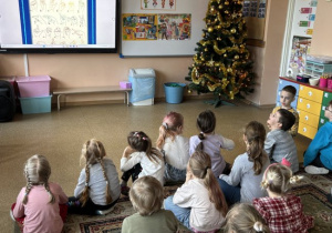 Dzieci oglądają film edukacyjny/prezentacje