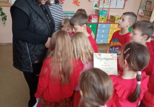 Pani Dyrektor wręcza dyplom
