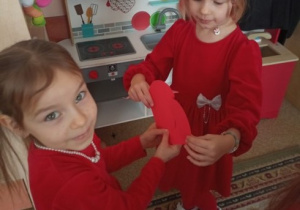 Dzieci uczestniczą w zabawach walentynkowych