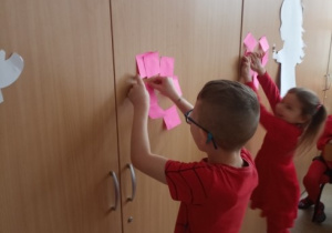 Dzieci uczestniczą w zabawach walentynkowych