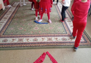 Dzieci uczestniczą w zabawach walentynkowych