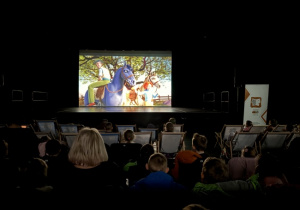 Dzieci oglądają film