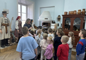 Dzieci zwiedzają w muzeum wystawę etnograficzną