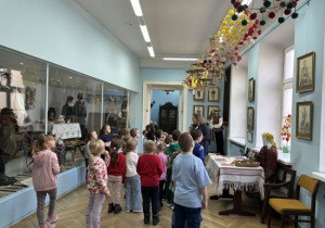 Dzieci zwiedzają w muzeum wystawę etnograficzną