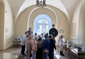 Dzieci zwiedzają w muzeum wystawę archeologiczną