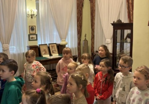 Dzieci zwiedzają w muzeum wystawę historyczną