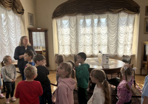 Dzieci zwiedzają w muzeum wystawę historyczną