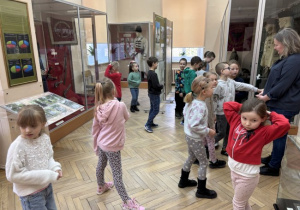 Dzieci zwiedzają w muzeum wystawę historyczną