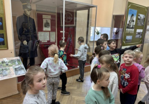 Dzieci zwiedzają w muzeum wystawę historyczną