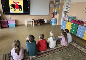 Dzieci rozwiązuja quiz o Tomaszowie Mazowieckim
