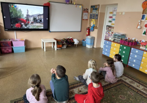 Dzieci rozwiązuja quiz o Tomaszowie Mazowieckim