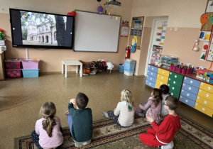 Dzieci rozwiązuja quiz o Tomaszowie Mazowieckim