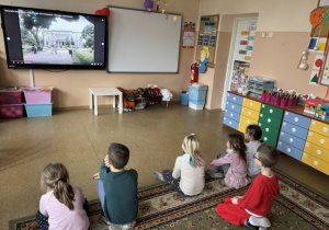 Dzieci rozwiązuja quiz o Tomaszowie Mazowieckim