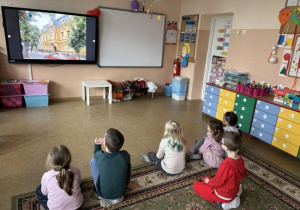 Dzieci rozwiązuja quiz o Tomaszowie Mazowieckim