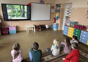 Dzieci rozwiązuja quiz o Tomaszowie Mazowieckim