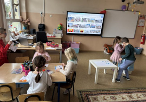 Dzieci wykonują w zespole plakat o mieście