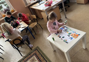 Dzieci wykonują w zespole plakat o mieście