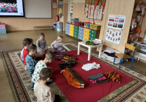 Dzieci oglądaja opoczyńskie stroje ludowe