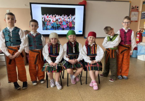 Dzieci pozują do zdjęcia w opoczyńskich strojach ludowych