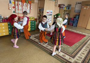 Dzieci tańczą w opoczyńskich strojach ludowych