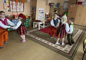 Dzieci tańczą w opoczyńskich strojach ludowych