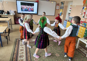 Dzieci tańczą w opoczyńskich strojach ludowych