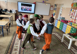 Dzieci tańczą w opoczyńskich strojach ludowych