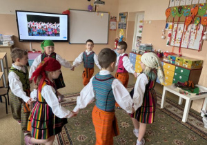 Dzieci tańczą w opoczyńskich strojach ludowych