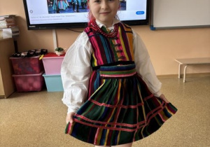 Dzieci pozują do zdjęcia w opoczyńskich strojach ludowych