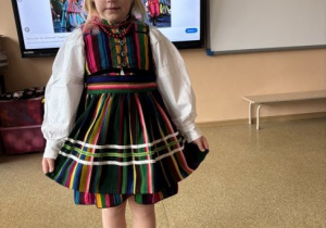Dzieci pozują do zdjęcia w opoczyńskich strojach ludowych
