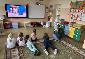 Dzieci oglądają bajkę Flinstonowie