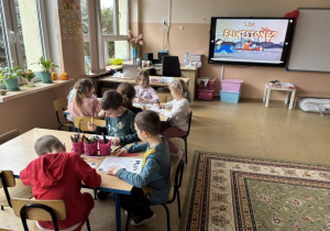 Dzieci wykonują karty pracy dotyczące oglądanej bajki