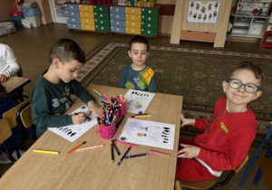 Dzieci wykonują karty pracy dotyczące oglądanej bajki