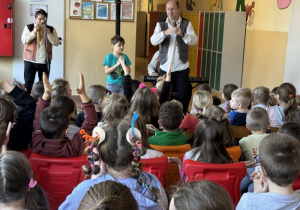 Dzieci uczestniczą w audycji muzycznej