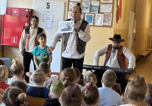 Dzieci uczestniczą w audycji muzycznej