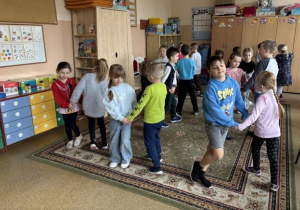 Dzieci uczestniczą w zabawach muzyczno-ruchowych