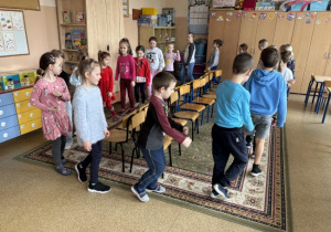 Dzieci uczestniczą w zabawach muzyczno-ruchowych