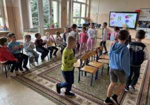 Dzieci uczestniczą w zabawach muzyczno-ruchowych