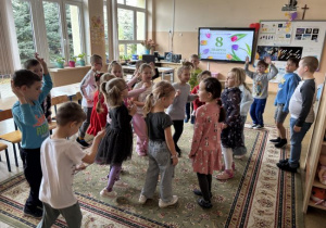 Dzieci uczestniczą w zabawach muzyczno-ruchowych