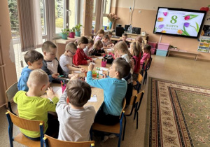 Dzieci uczestniczą w zabawie plastycznej