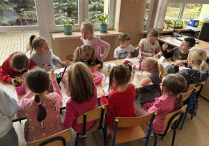 Dzieci uczestniczą w zabawie plastycznej