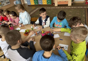 Dzieci uczestniczą w zabawie plastycznej