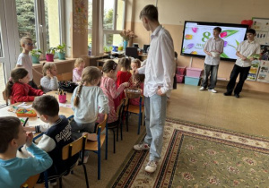 Samorząd Uczniowski częstuje wszystkich uczniów słodyczami