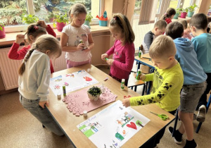 Dzieci uczestniczą w zabawie plastycznej