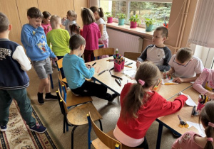 Dzieci uczestniczą w zabawie plastycznej