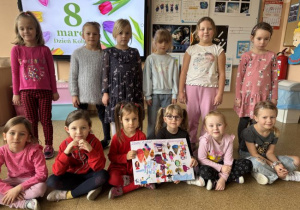 Dziewczynki presentują wykonaną racę plastyczną