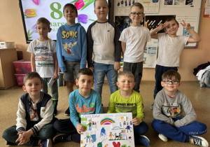 Chłopcy presentują wykonaną racę plastyczną
