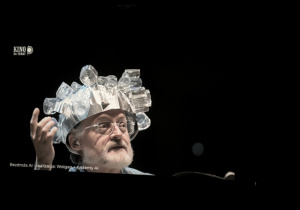 Dzieci oglądają prezentację "Bezdroża AI"
