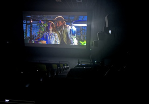 Dzieci oglądają film familijny "Pies na medal"