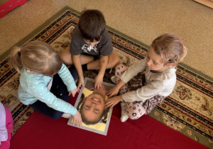 Dzieci uczestniczą w zabawie o emocjach